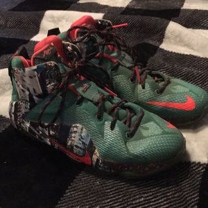 Nike leBron 12 Xmas “Akron birch” basketball shoes